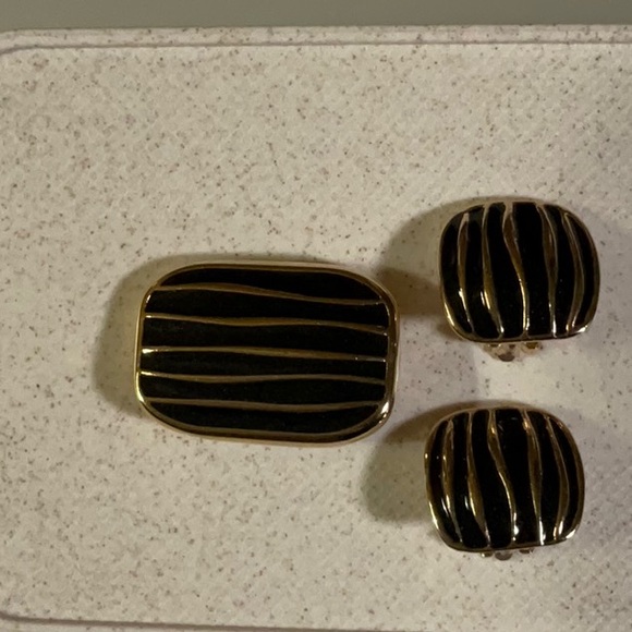 Weekenders Brooch Pin and Clip Earrings Black Enamel and Gold-Tone Metal Vintage - Picture 4 of 10